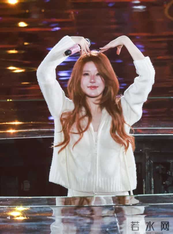 赵露思27岁生日音乐会，染红发穿衬衫热裤，用实力强势回归