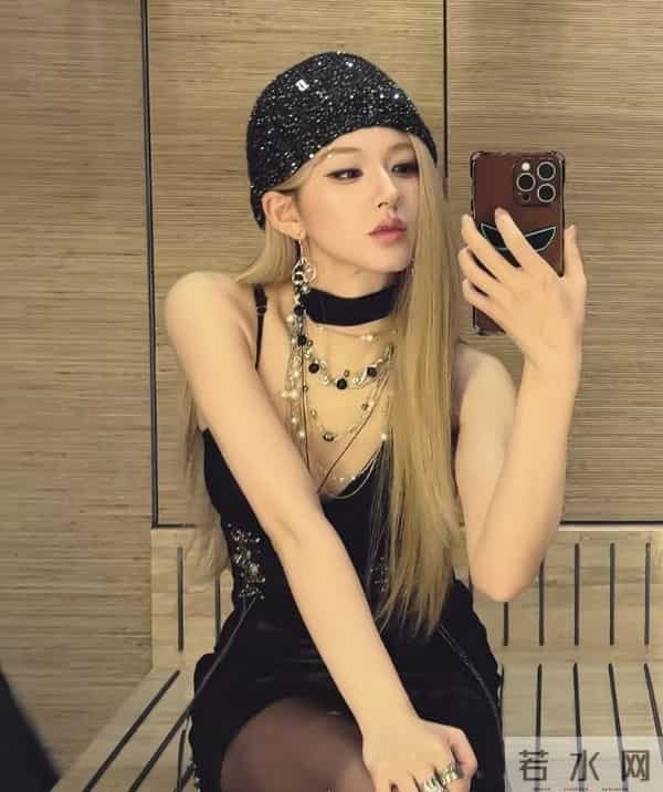 赵露思生日会热歌辣舞,完全是女团C位,这几套造型太嘶哈了