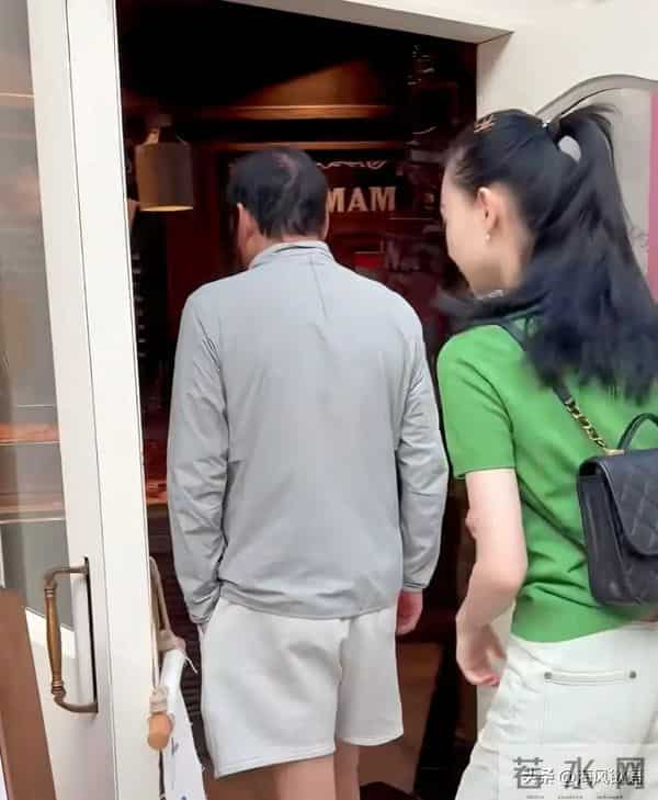 范志毅带娇妻立冬逛街,面包店扫货遭老婆当场拿捏,被误认成父女