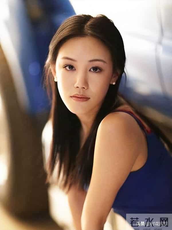 母亲是影后，丈夫是著名演员，公公是央视名嘴，34岁的她在当网红