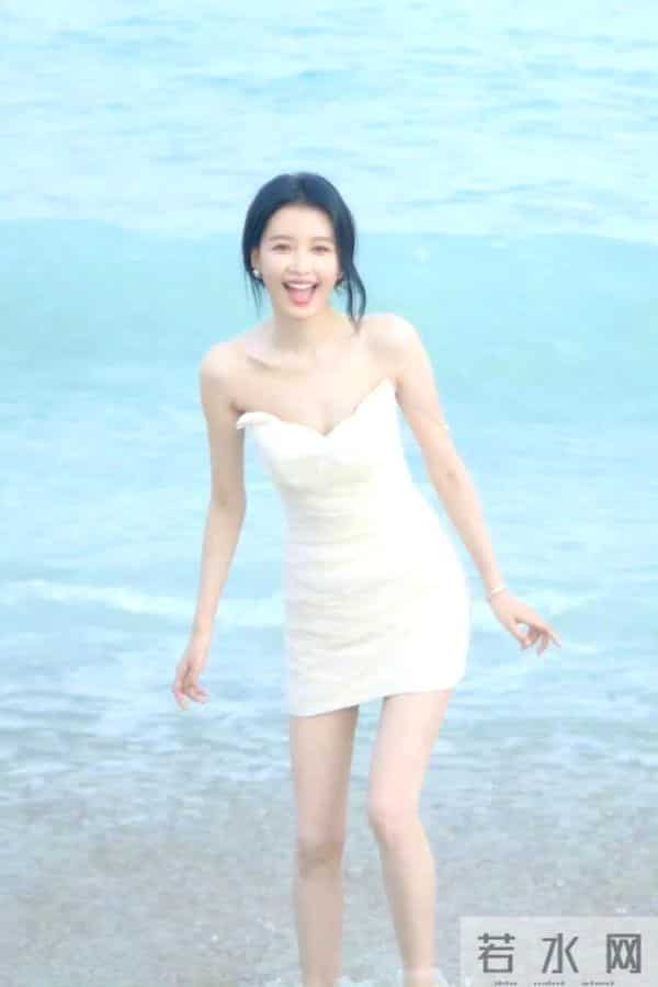 孙怡白裙海边写真