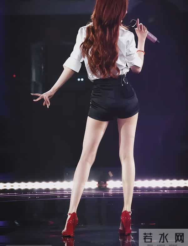 赵露思生日会热歌辣舞,完全是女团C位,这几套造型太嘶哈了