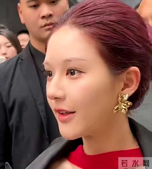 赵露思爆剧红利：穿高定跳热舞，宣布加入新公司，对着粉丝嗷嗷哭