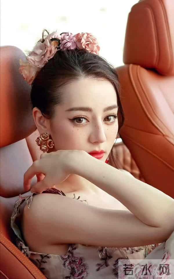 迪丽热巴这张拿椰子的照片,把我看饿了…不对,是看美了!