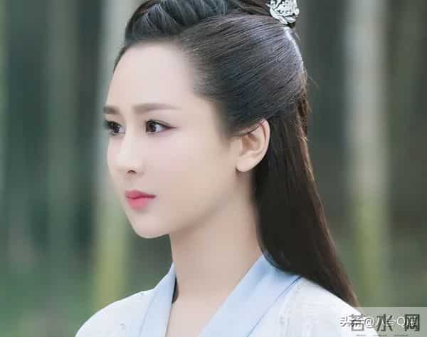 33岁杨紫生日晒全家福,爸妈气质出众亮眼,一家三口太幸福