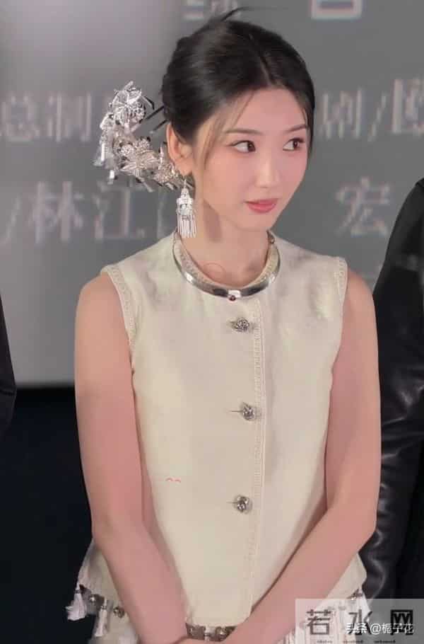 37岁毛晓彤出席线下活动,她的皮肤白皙,脸蛋圆润,看着像25岁