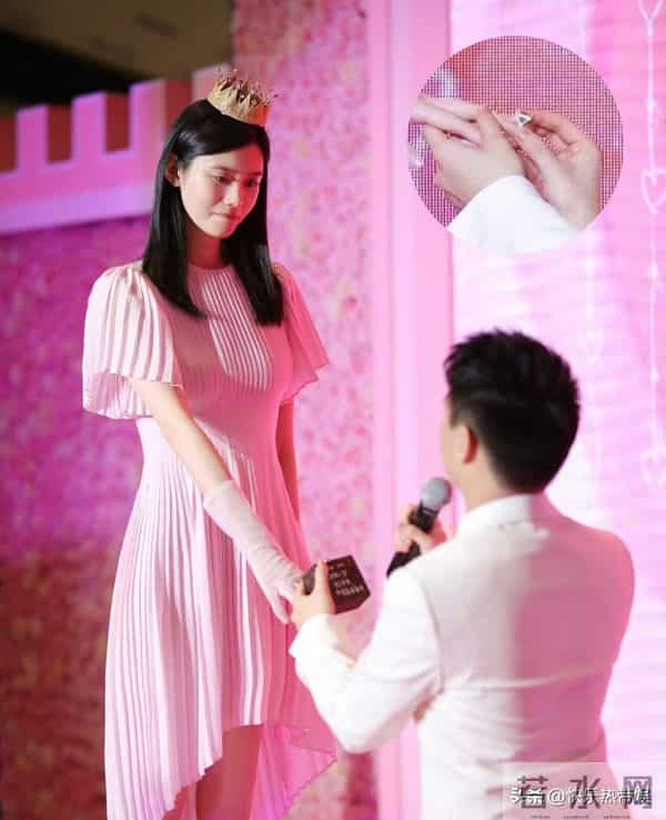 豪门脚跟已站稳,奚梦瑶陪婆婆逛街一身贵妇打扮,比郭碧婷幸福