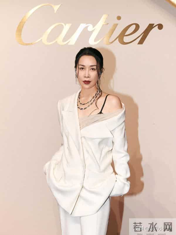 那英出席卡地亚高级珠宝晚宴，穿露肩白色西服套装气场全开好美