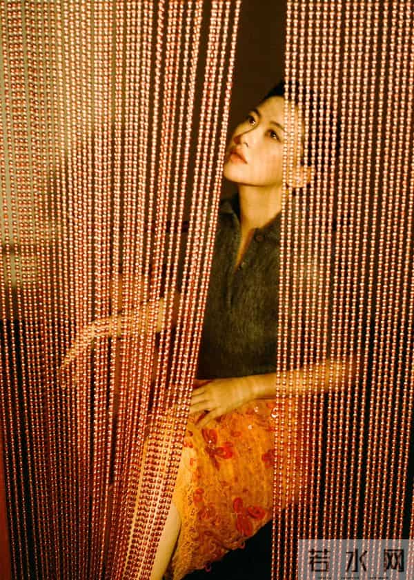 朱珠—秋日画报本人 这身卡其配明黄也太绝了！