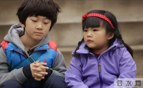 李湘回娘家,客厅大得像酒店大堂,悄咪咪的又炫了一把“富”