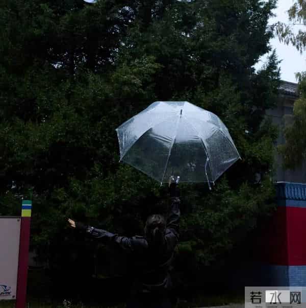 59岁巩俐现身北京公园,满脸皱纹头发凌乱 喝酸奶吃糖葫芦超接地气