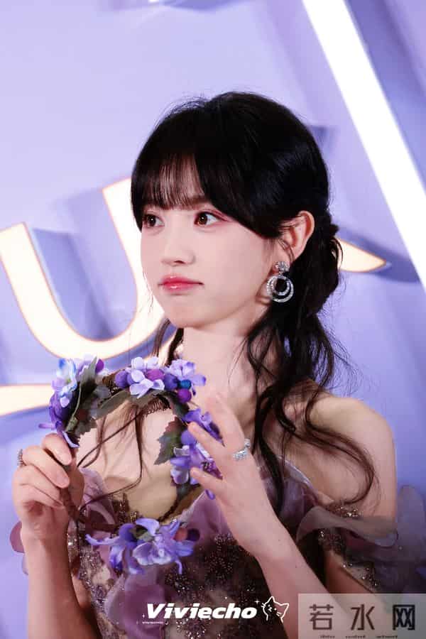 田曦薇“像刚放学的学姐”:白Polo+素颜感妆,美得毫不费力