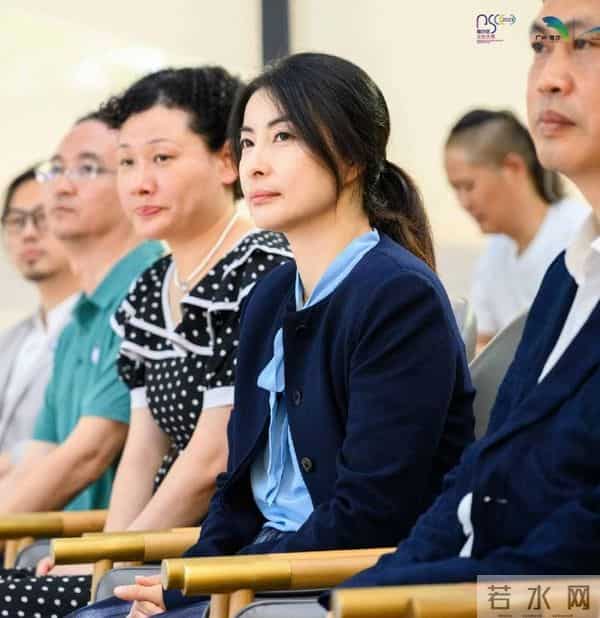 看了郭晶晶的穿搭，我悟了：西装不配牛仔裤、短靴，才更高级洋气