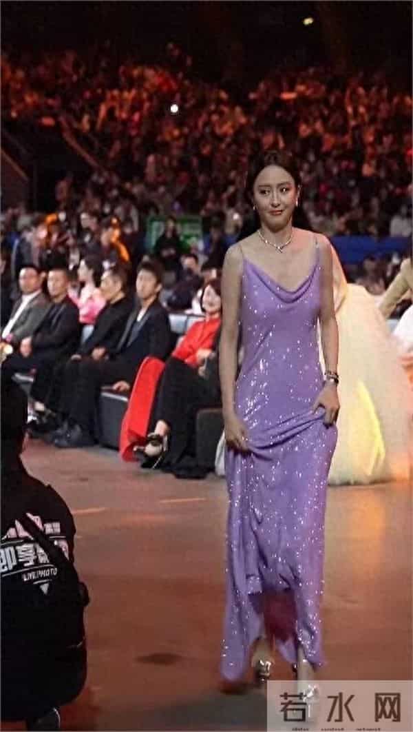 她这是没穿吧佟丽娅跑上台竟遭遇礼服尴尬意外，这画面太有料