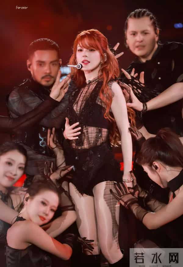 给内娱一点点震撼 赵露思被雪藏后归来依旧是顶流 各大品牌坐不住了