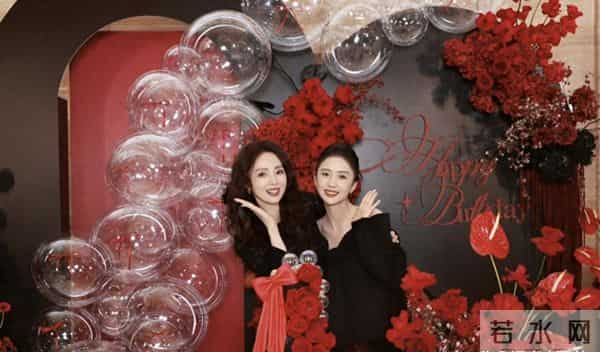 董璇46岁庆生照孕味明显，端蛋糕腹部微隆起，女儿小酒窝颜值出众