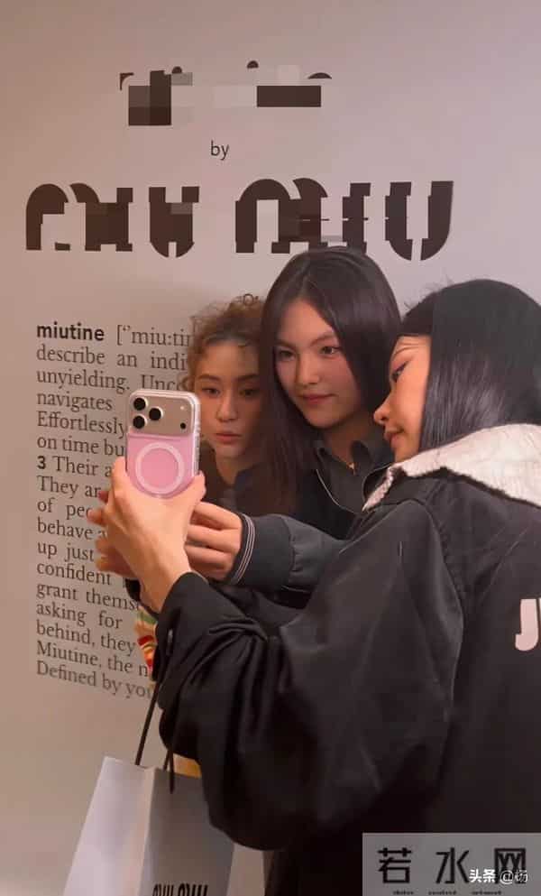 两位真千金罕见同框，何超莲娇小玲珑，小17岁的王诗龄端庄大气