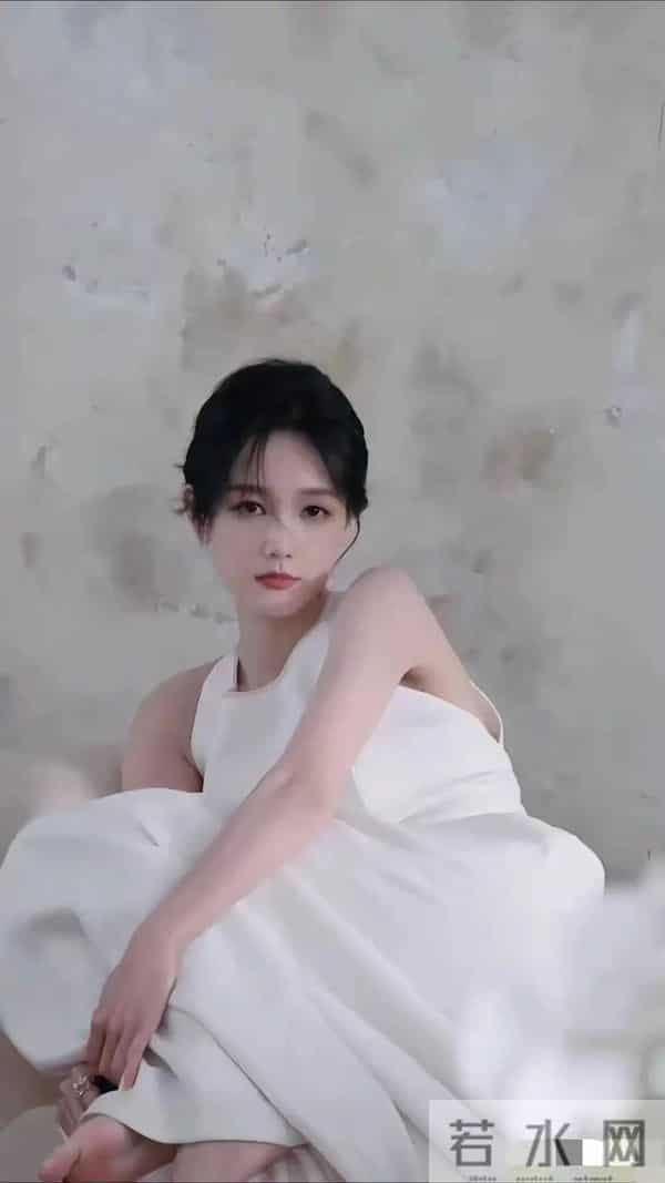 李一桐“脚底腮红”炸上热搜！光脚一抬全网盯红板这是气血爆棚？