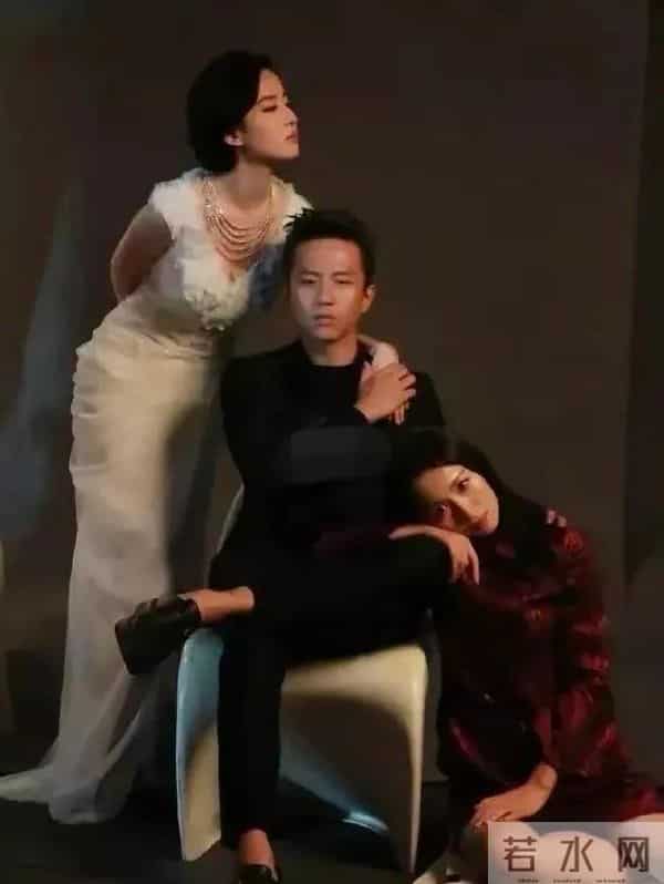 感觉邓超快笑场了,虽然有在极力克制