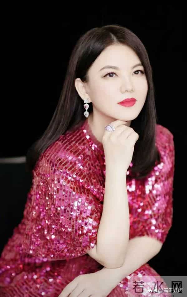 李湘回娘家,客厅大得像酒店大堂,悄咪咪的又炫了一把“富”