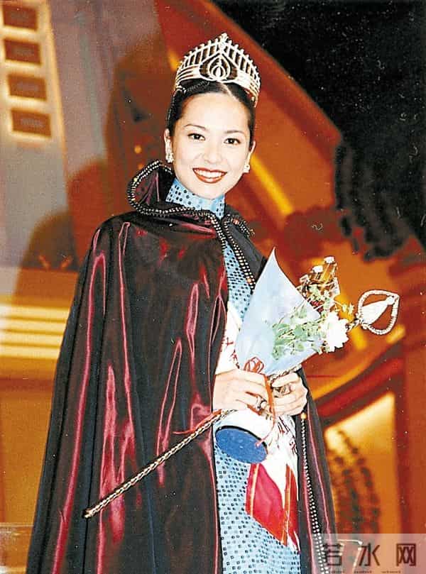 51岁前港姐冠军近照曝光,不少网民指出她的面型变得很古怪