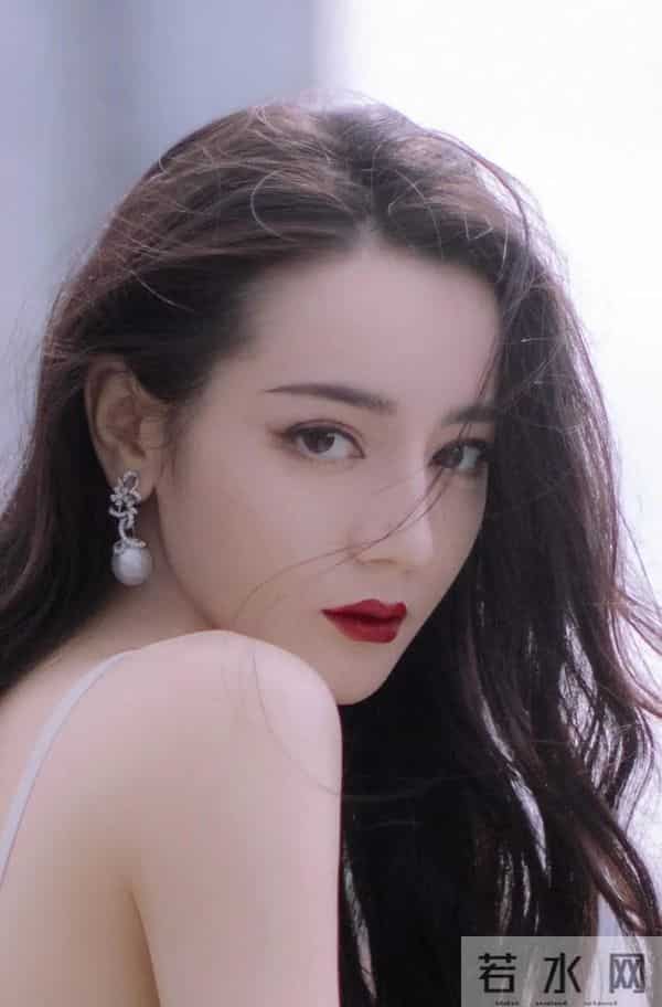 迪丽热巴性感蕾丝小吊带