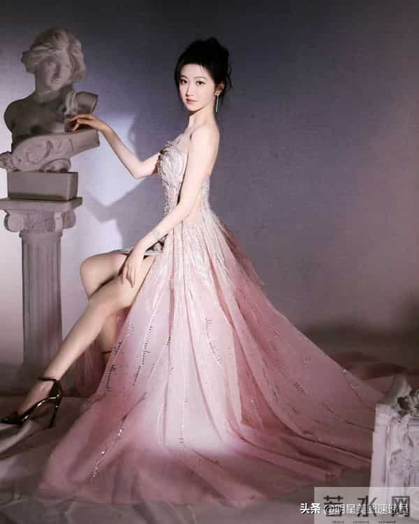 景甜：粉裙衬玉腿，神颜配好身材