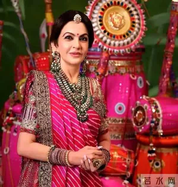 被印度首富太太惊艳了!62岁生日,穿粉色轻盈优雅,青春气息十足