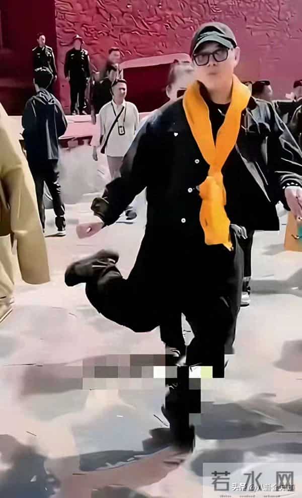 李连杰现在活泼的有点莫名其妙 走着路突然手舞足蹈 现在有股阴柔感