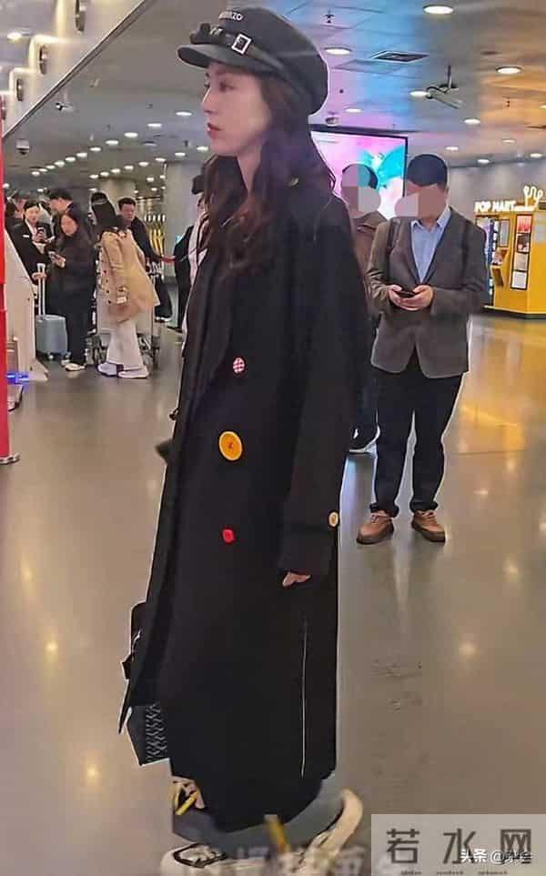 董璇46岁生日后现身机场，全黑穿搭低调有型，戴帽可爱又减龄