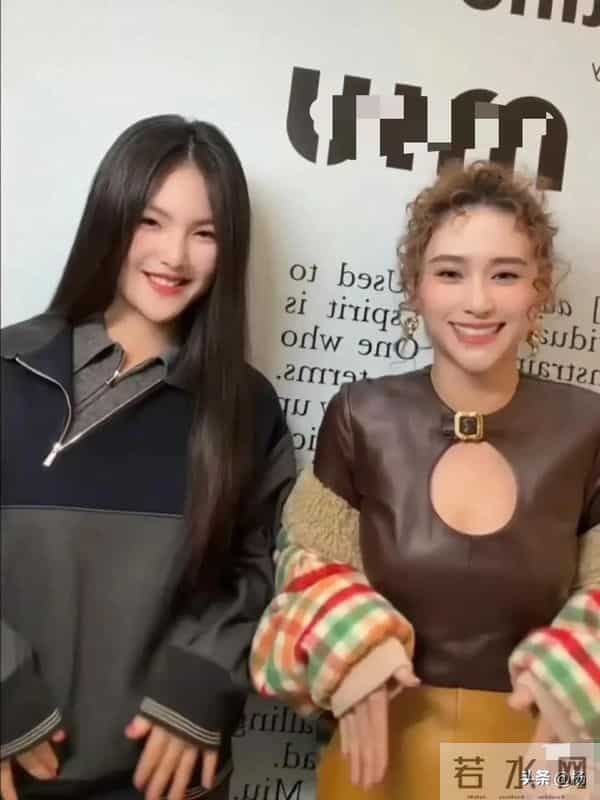 两位真千金罕见同框，何超莲娇小玲珑，小17岁的王诗龄端庄大气