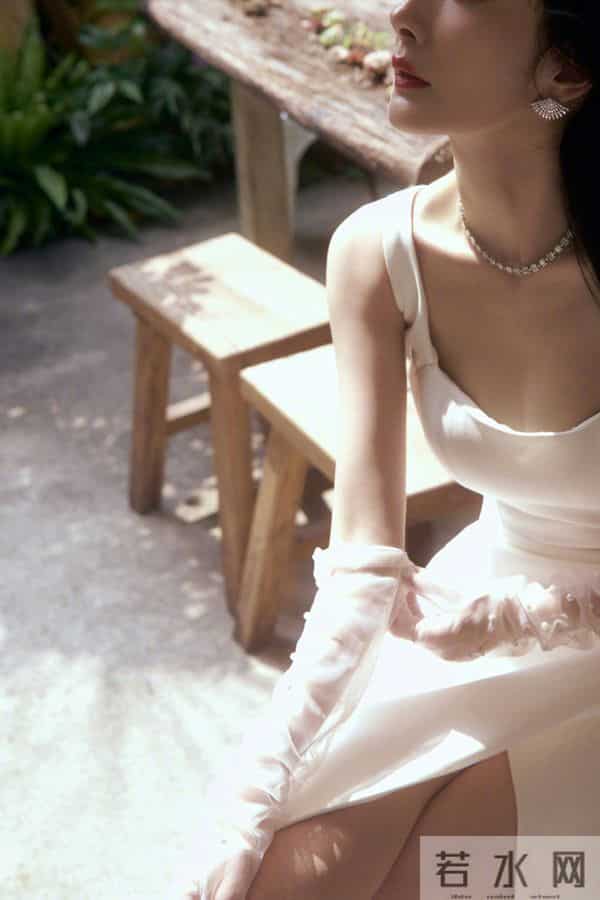 杨幂这套白色缎面长裙造型!珍珠手套一配,复古优雅感直接拉满!