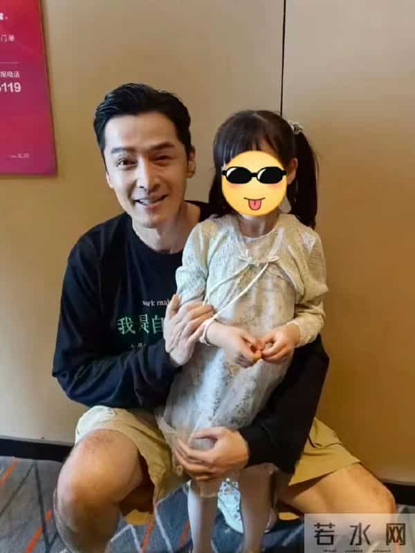 胡歌一家3口现身上海乐高，小茉莉坐推车好可爱，黄曦宁阻止拍照