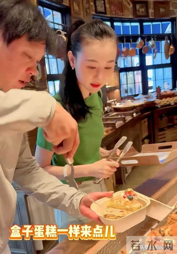 范志毅带娇妻立冬逛街,面包店扫货遭老婆当场拿捏,被误认成父女