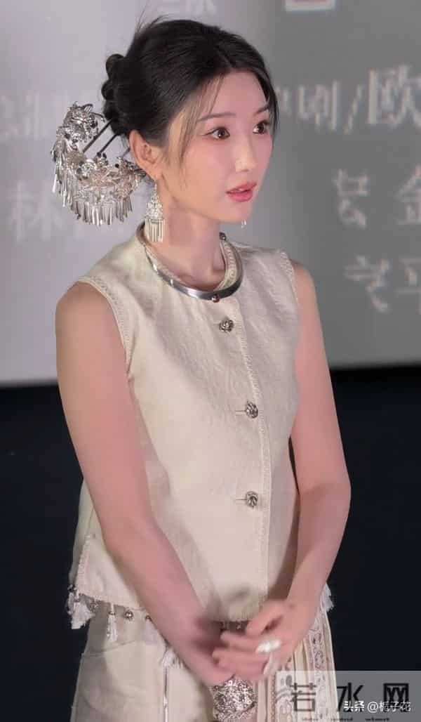 37岁毛晓彤出席线下活动,她的皮肤白皙,脸蛋圆润,看着像25岁