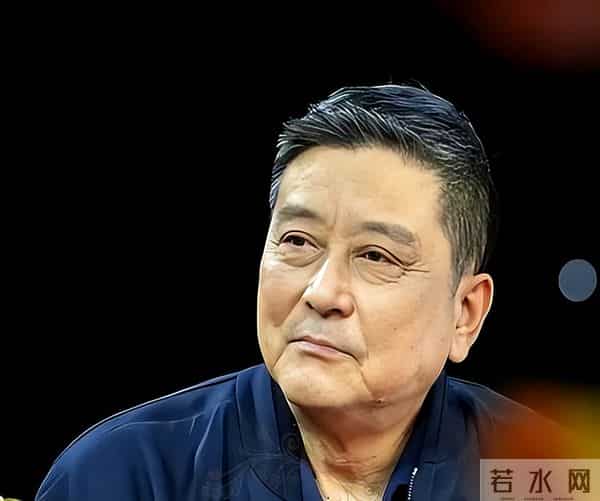 他曾是北影厂第一美男，退居幕后20年担任制片人，如今老的不敢认