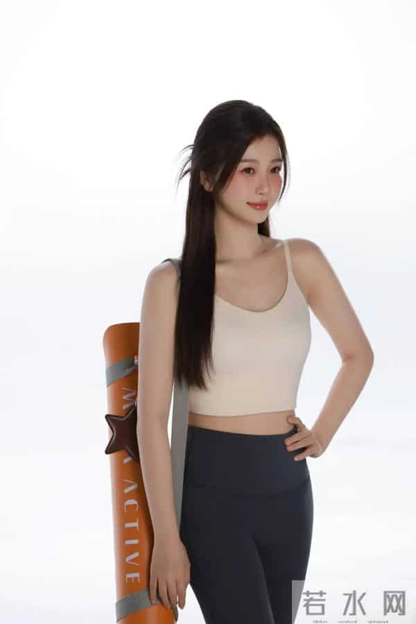 虞书欣身着瑜伽裤,完美展现了其健康活力的风采
