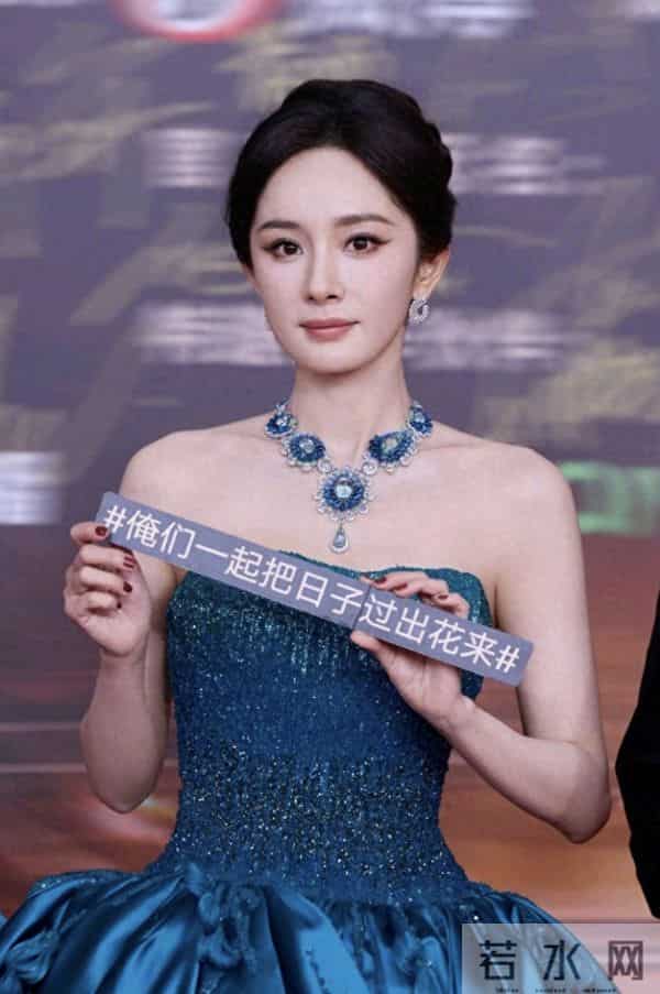 大幂幂活动美图，这么大的珠宝第一看到的还是杨幂的脸