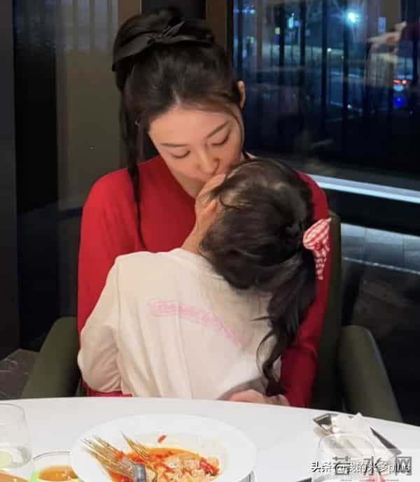 潘玮柏老婆参加幼儿园活动,5岁女儿好可爱,宣云穿公主装像姐姐