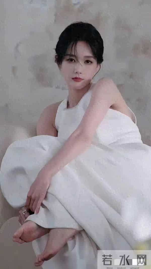 李一桐“脚底腮红”炸上热搜！光脚一抬全网盯红板这是气血爆棚？