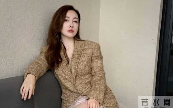 她曾是富家女,破产后选美出道,苦熬多年成主角,爱情事业双得意