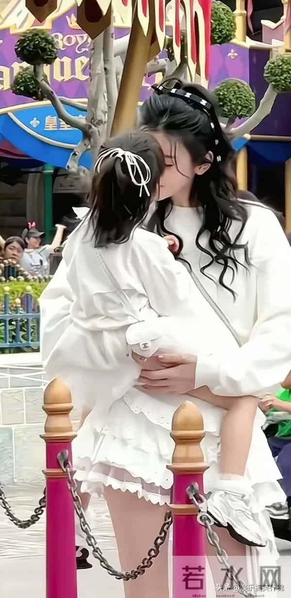 奚梦瑶和女儿亲吻互动,网友:何猷君真正目的达到了