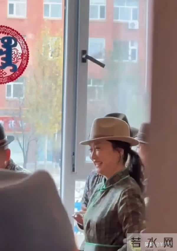 45岁玲花现身外甥婚礼，长胖后更美了，气质妥妥的拿捏了