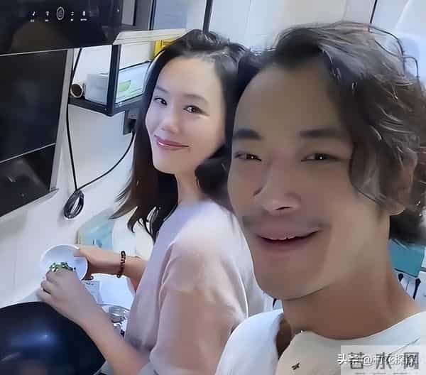 母亲是影后，丈夫是著名演员，公公是央视名嘴，34岁的她在当网红