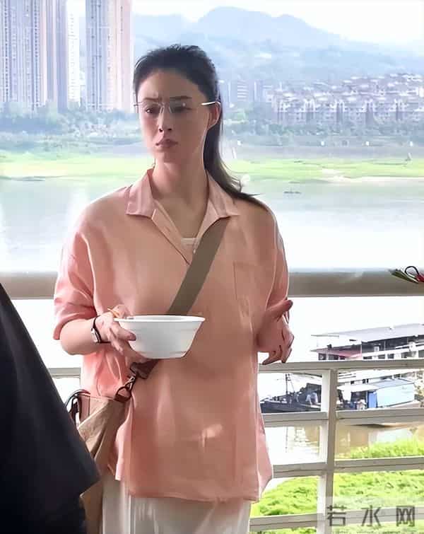 走上大S老路？42岁减肥减到哭的蒋欣，给女明星们提了个醒