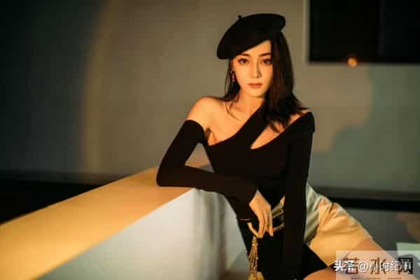 迪丽热巴｜全黑造型路透，太A了姐，这个贝雷帽造型好美