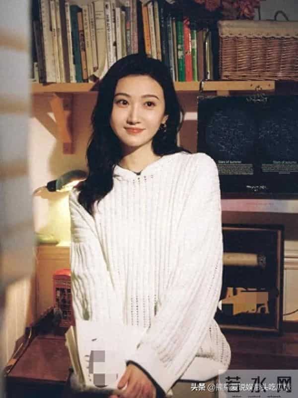 景甜换风格后气质大变！穿连帽镂空衫+半身裙，温柔又高级！