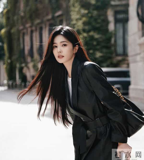 穿黑色皮夹克的白鹿