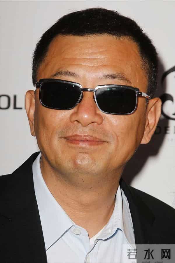 王家卫一个做法让古二翻脸，3年兼任4个职位，3000薪水干30万的活