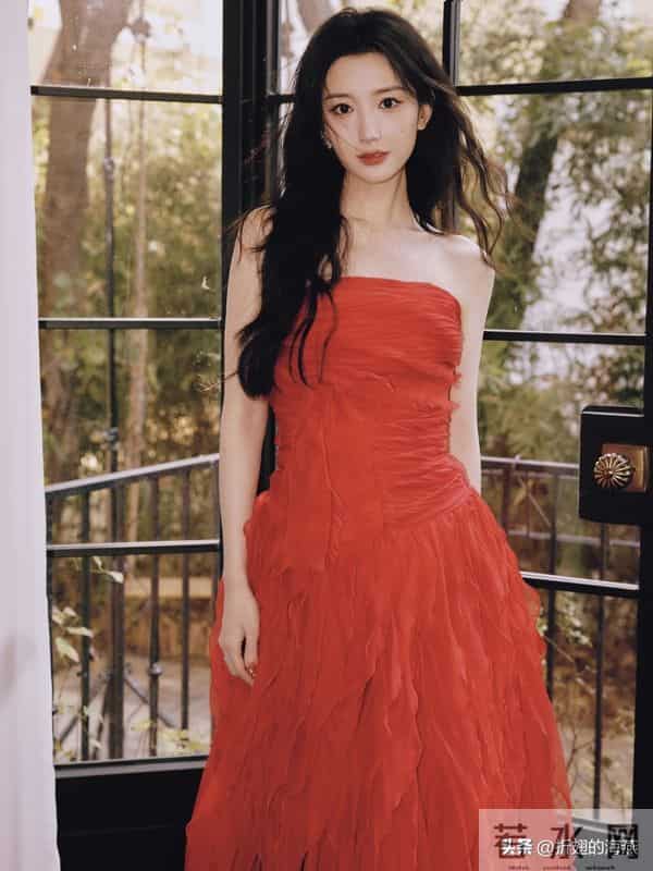 毛晓彤抹胸红裙，自在随性，炽热明艳。